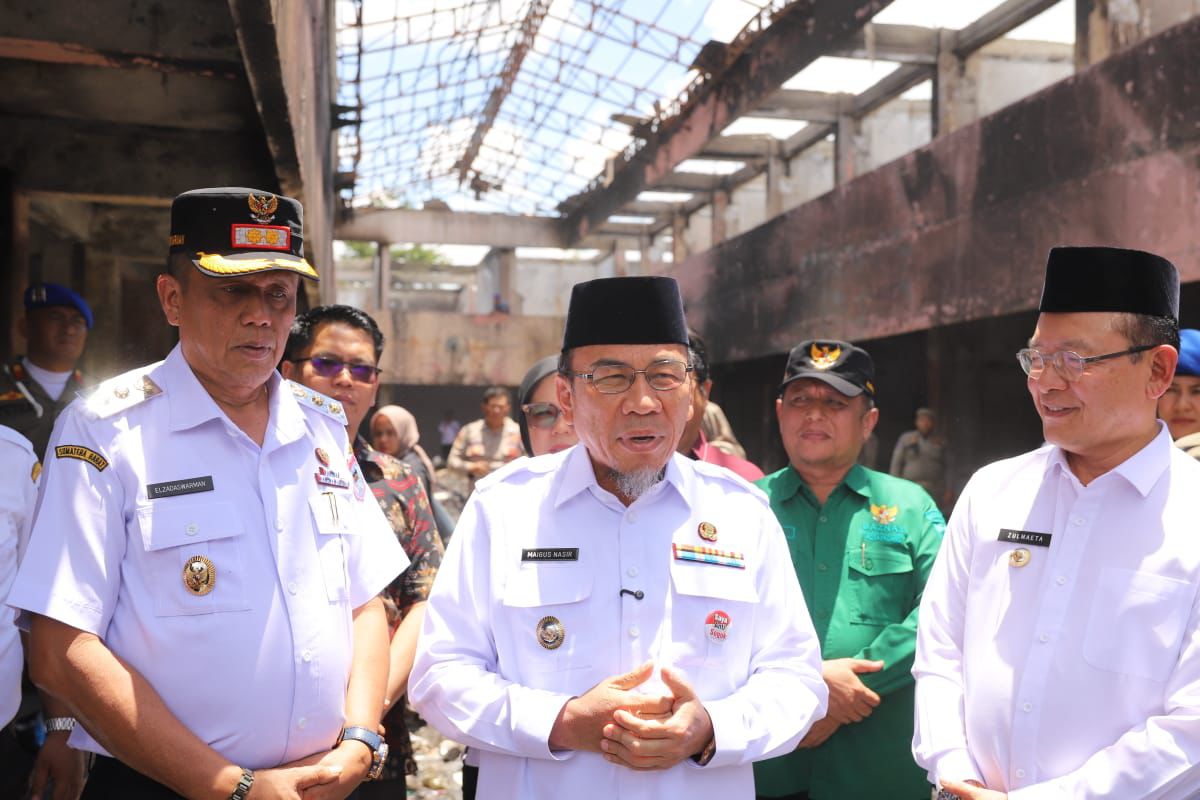 pemko-padang-salurkan-bantuan-untuk-pedagang-korban-kebakaran-pasar-payakumbuh