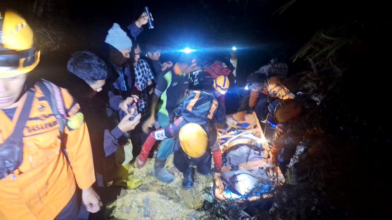 tim-sar-gabungan-berhasil-evakuasi-6-remaja-di-air-terjun-sarasah