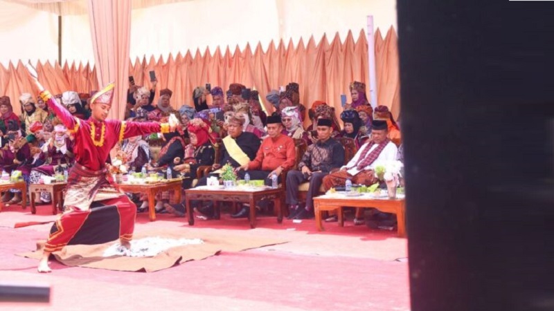 mauluan-kain,-simbol-silaturahmi-yang-dihidupkan-kembali-di-aie-tabik mauluan-kain,-simbol-silaturahmi-yang-dihidupkan-kembali-di-aie-tabik