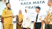 peduli-pendidikan,-gapopin-sumbar-beri-bantuan-200-kacamata-untuk-siswa-dan-100-untuk-guru-di-padang peduli-pendidikan,-gapopin-sumbar-beri-bantuan-200-kacamata-untuk-siswa-dan-100-untuk-guru-di-padang