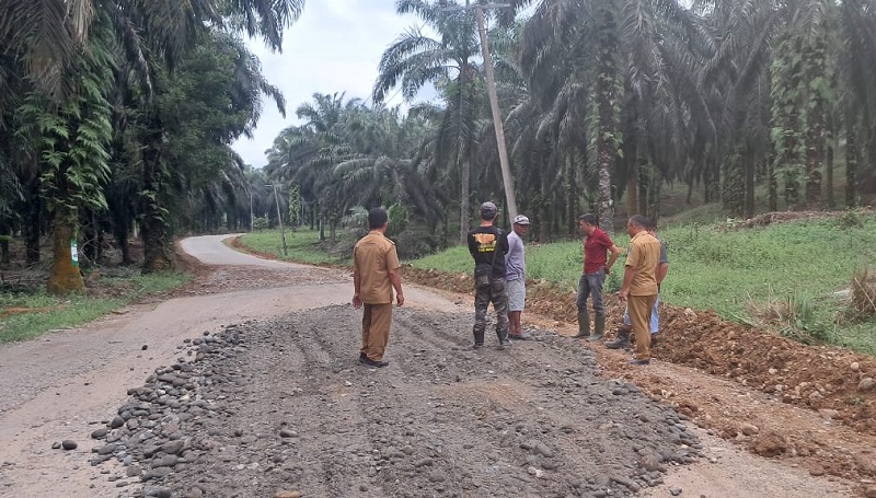 pt-sak-realisasikan-csr-perbaikan-jalan-di-kecamatan-sitiung