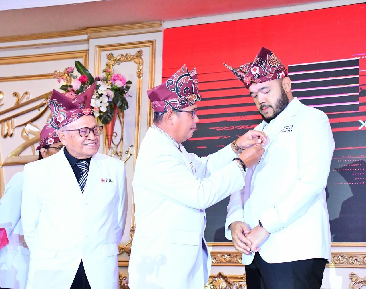 wali-kota-padang-diganjar-lencana-jasa-pratama-oleh-pmi