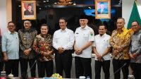 mentan-serahkan-bantuan-bibit-ke-sumbar,-kabupaten-solok-dapat-2.000-hektar-kopi