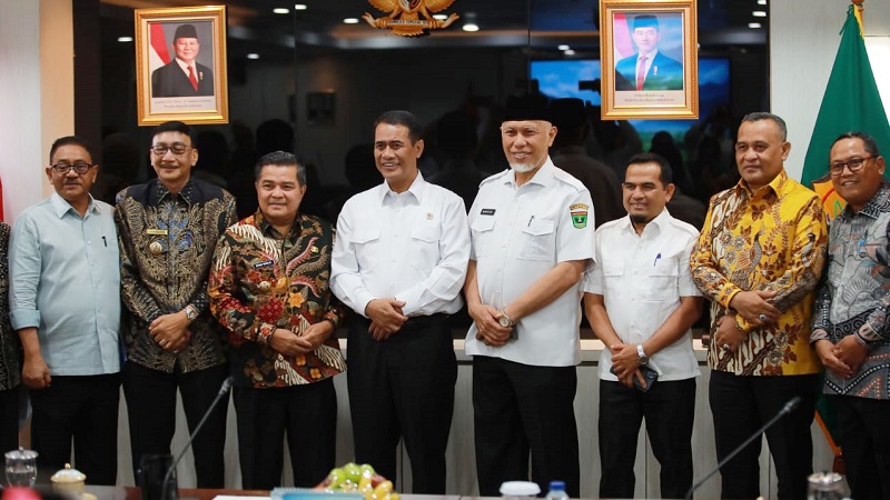 mentan-serahkan-bantuan-bibit-ke-sumbar,-kabupaten-solok-dapat-2.000-hektar-kopi