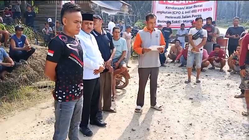 aksi-blokade-jalan-di-dharmasraya,-warga-desak-pt-bpsj-tanggung-jawab-atas-infrastruktur-rusak