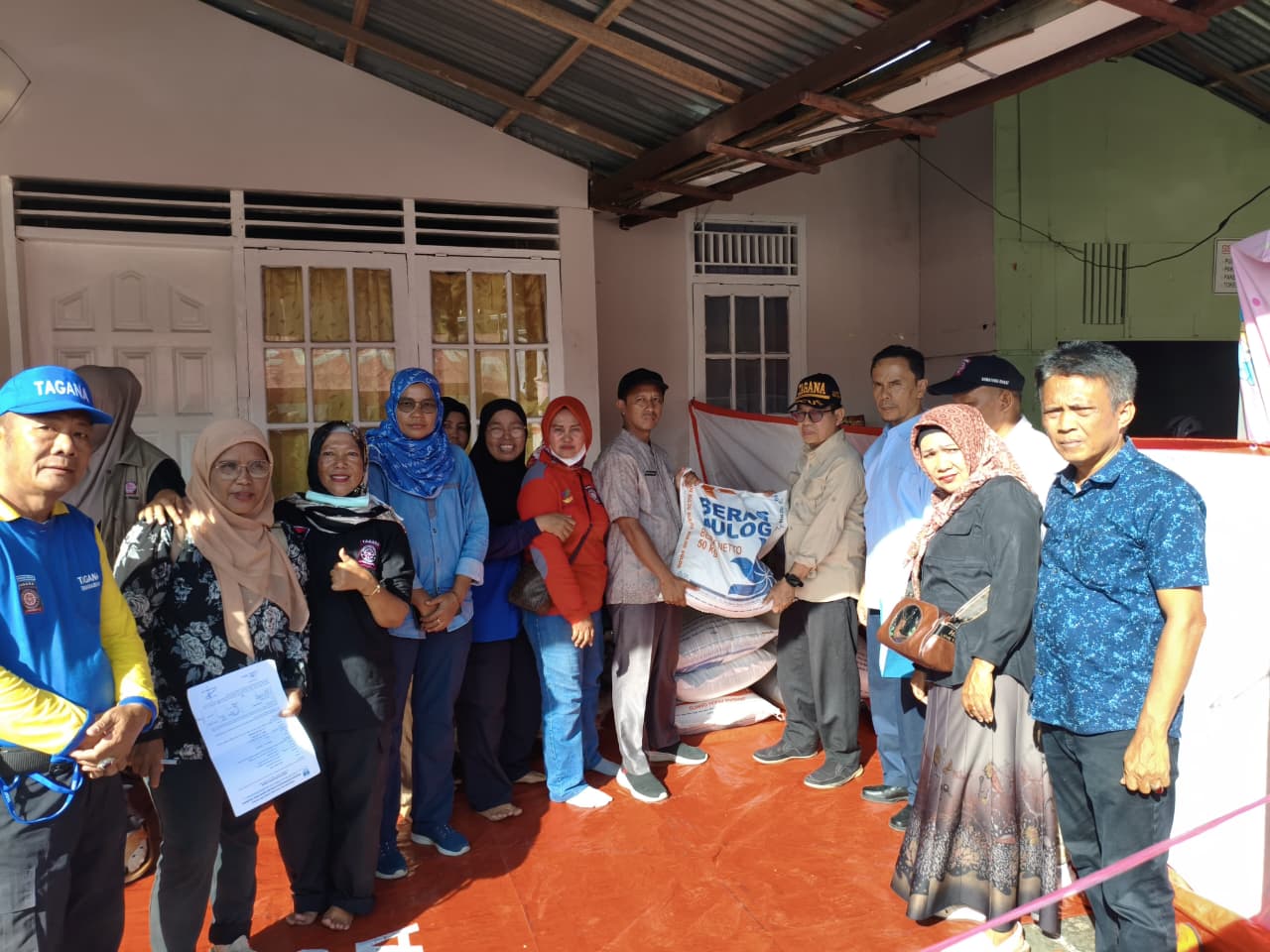 kebakaran-di-pasa-gadang-mengguncang-30-kk,-dinas-sosial-turun-tangan-pulihkan-kondisi-warga kebakaran-di-pasa-gadang-mengguncang-30-kk,-dinas-sosial-turun-tangan-pulihkan-kondisi-warga