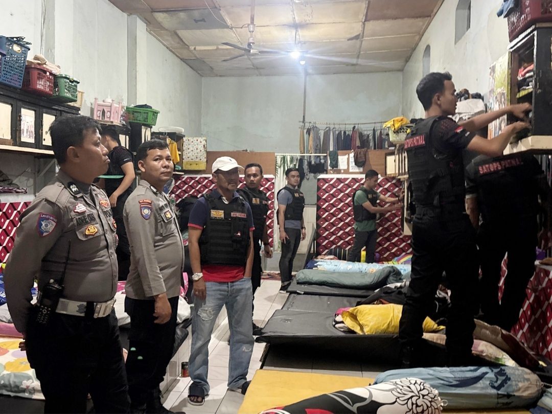pastikan-area-bebas-narkoba-dan-ponsel,-lapas-padang-bersama-polri-sidak-kamar-hunian-warga-binaan