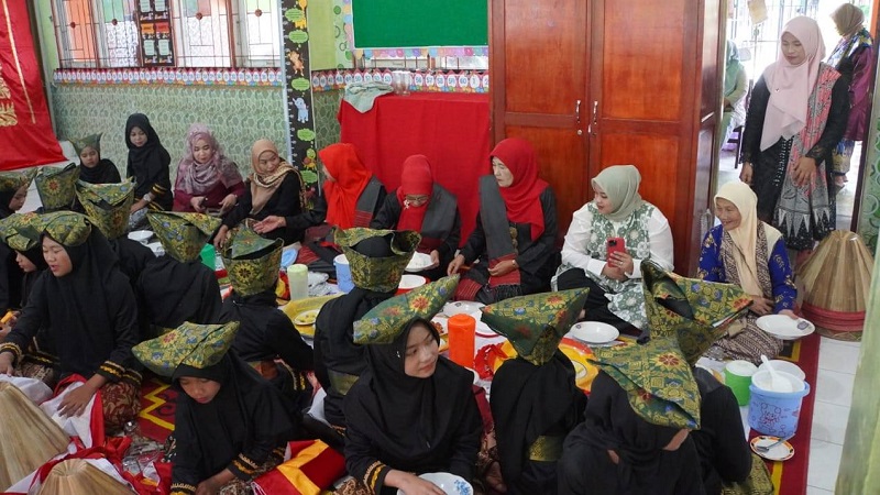 tradisi-makan-bajamba-jadi-cara-sekolah-tanamkan-budaya-minang-sejak-dini tradisi-makan-bajamba-jadi-cara-sekolah-tanamkan-budaya-minang-sejak-dini