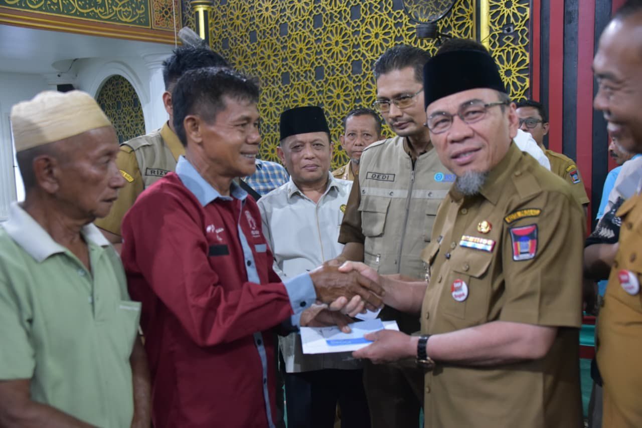 pemko-dan-baznas-padang-salurkan-rp-215-juta-untuk-36-kk-korban-kebakaran-di-pasar-gadang pemko-dan-baznas-padang-salurkan-rp-215-juta-untuk-36-kk-korban-kebakaran-di-pasar-gadang