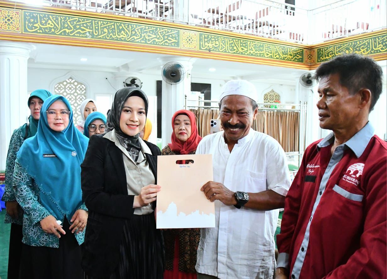 ringankan-beban-korban-kebakaran-pasar-gadang,-tp-pkk-dan-dwp-padang-serahkan-belasan-juta-rupiah-dan-sembako