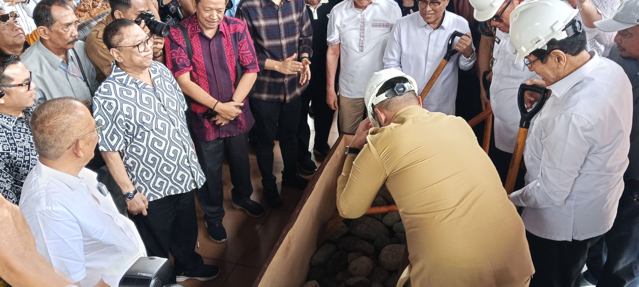 oso-pulang-kampung,-letakkan-batu-pertama-renovasi-hotel-bumi-minang:-siap-bangkit-dengan-wajah-baru