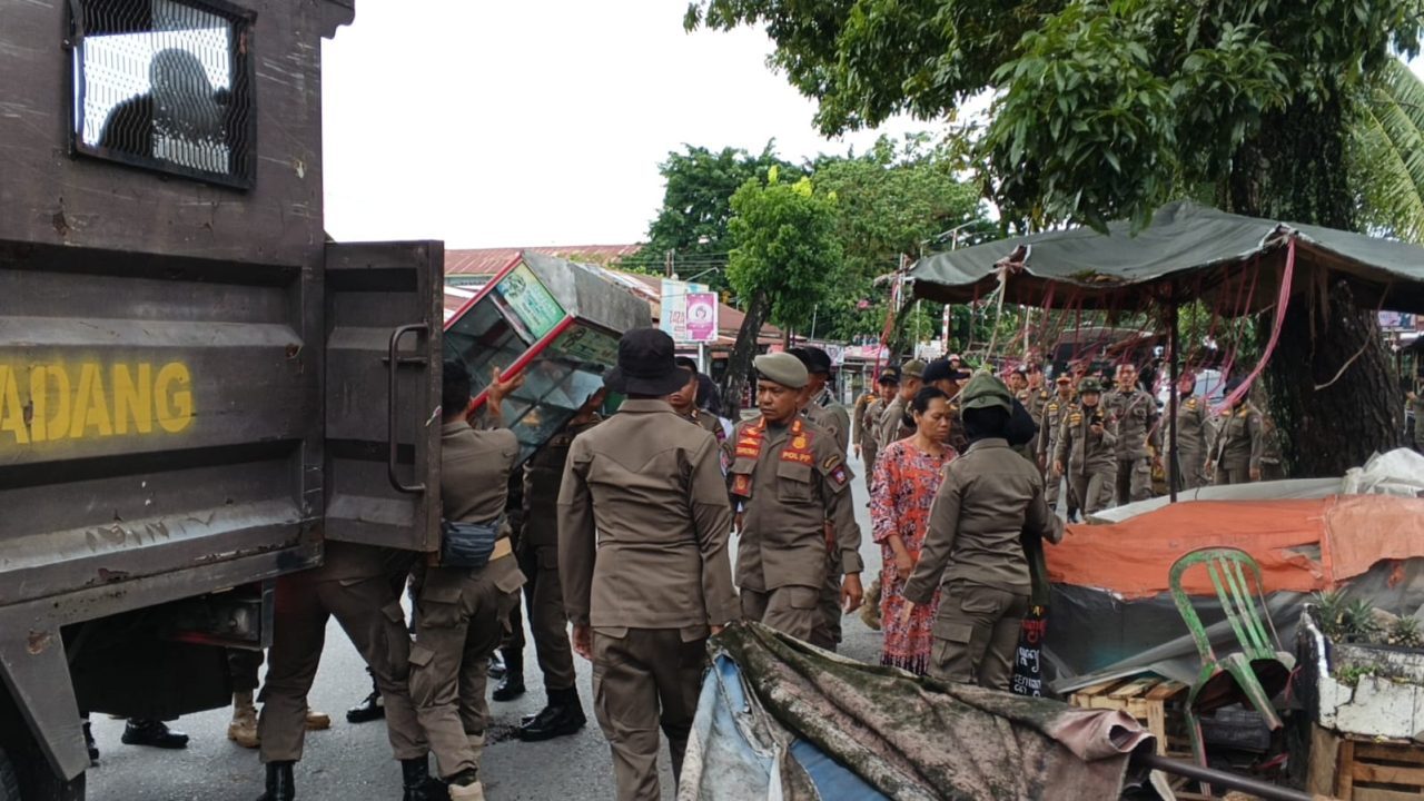 satpol-pp-padang-tertibkan-pkl-di-jalan-jhoni-anwar:-trotoar-dan-bahu-jalan-harus-kembali-ke-fungsinya
