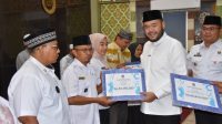 wali-kota-fadly-amran-serahkan-rp530-juta-dana-operasional-rt/rw-triwulan-iii-untuk-kecamatan-padang-timur