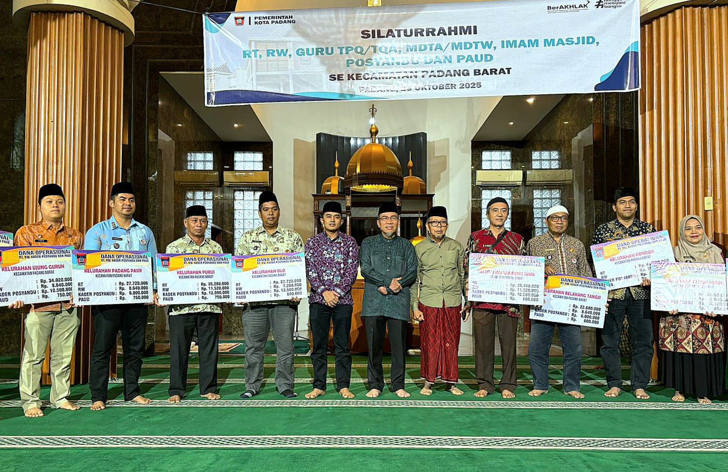 wawako-serahkan-dana-operasional-triwulan-iii-tahun-2025-se-kecamatan-padang-barat