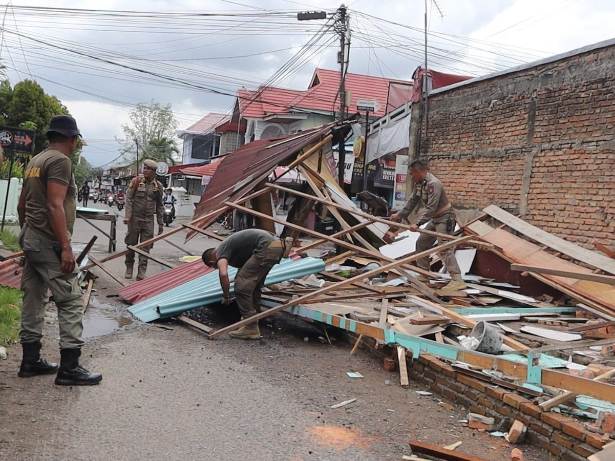abaikan-teguran,-bangunan-liar-di-air-tawar-barat-dibongkar-paksa-satpol-pp-padang