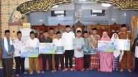 walikota-padang-serahkan-dana-operasional-triwulan-iii
