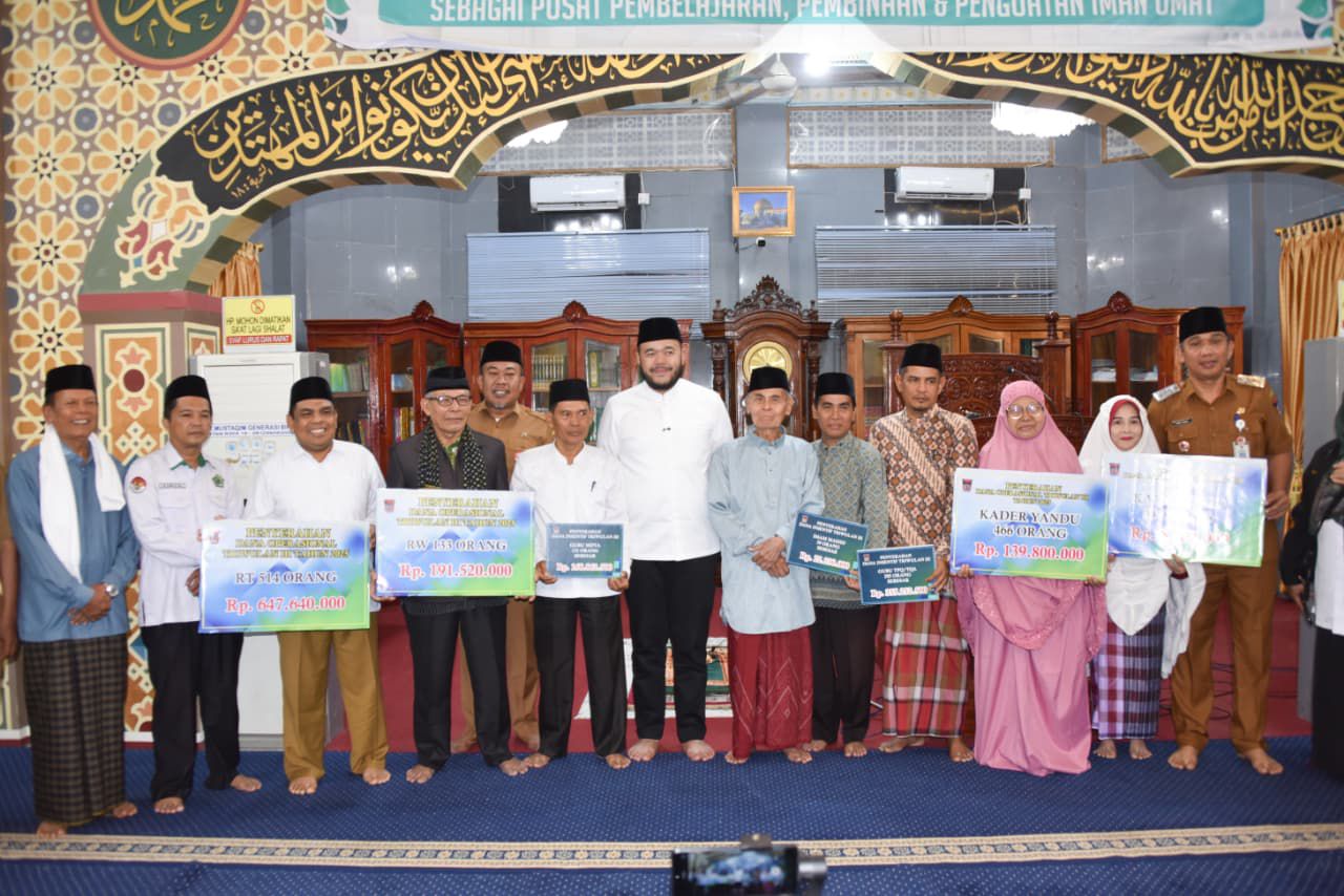 walikota-padang-serahkan-dana-operasional-triwulan-iii walikota-padang-serahkan-dana-operasional-triwulan-iii