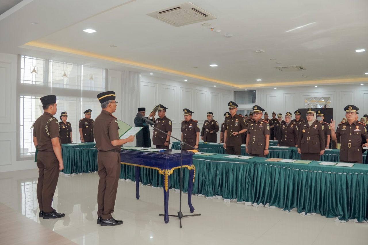 kejati-sumbar-gelar-pelantikan-dan-serah-terima-jabatan,-12-pejabat-baru-resmi-dilantik
