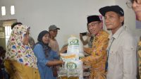wawako-serahkan-bantuan-pangan-di-kecamatan-padang-utara