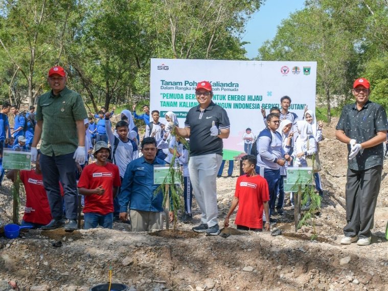 sambut-sumpah-pemuda-ke-97,-pt-semen-padang-bersama-ratusan-pelajar-tanam-2.000-pohon-kaliandra
