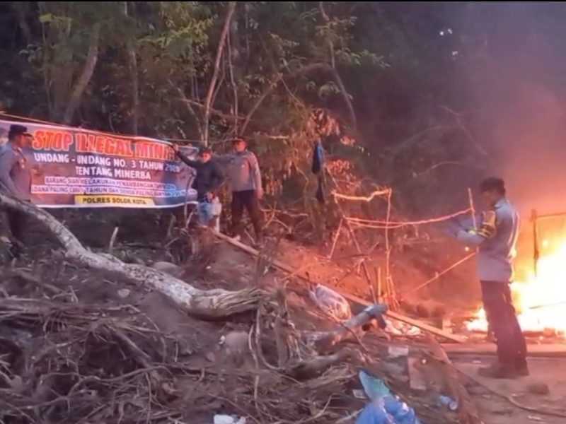 tindak-lanjuti-aduan-masyarakat,-polres-solok-kota-musnahkan-peralatan-peti-di-nagari-sulit-air