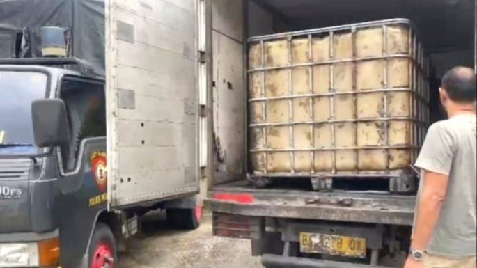 polisi-amankan-650-liter-bio-solar-subsidi-dari-truk-boks-di-pasaman