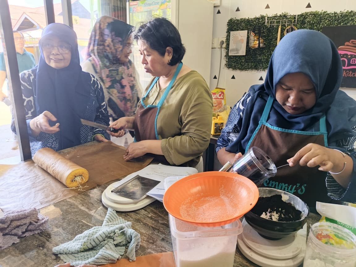 dorong-kemandirian-ekonomi-keluarga-kurang-mampu,-pt-semen-padang-dukung-pelatihan-tata-boga-untuk-warga-teluk-bayur