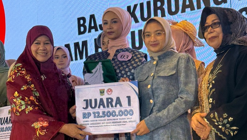 desainer-muda-asal-agam,-putty-kasih-asyifa,-raih-juara-i-lomba-desain-busana-muslimah-sumbar