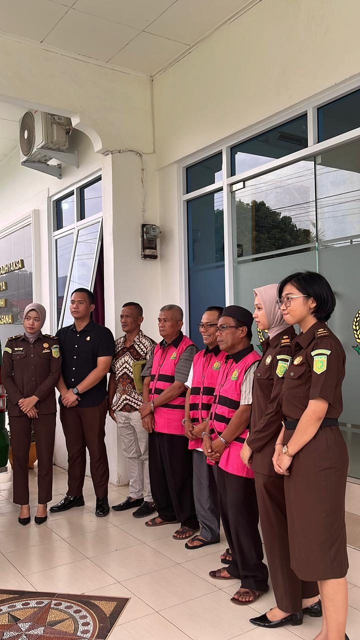 tiga-tersangka-korupsi-dana-bos-mtsn-10-pesisir-selatan-ditahan,-negara-rugi-rp1,2-miliar