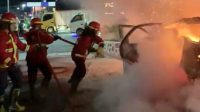 mobil-terios-ludes-terbakar-di-parkiran-rumah-sakit-siti-rahmah-padang,-kerugian-capai-rp300-juta