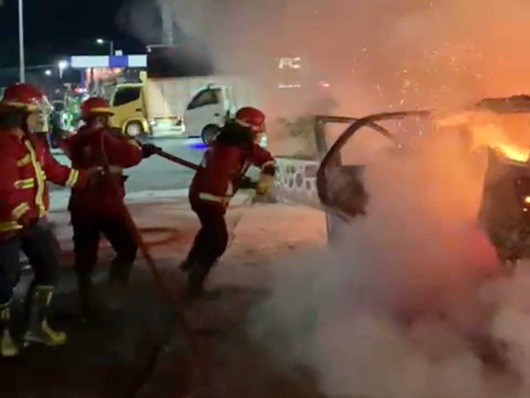 mobil-terios-ludes-terbakar-di-parkiran-rumah-sakit-siti-rahmah-padang,-kerugian-capai-rp300-juta
