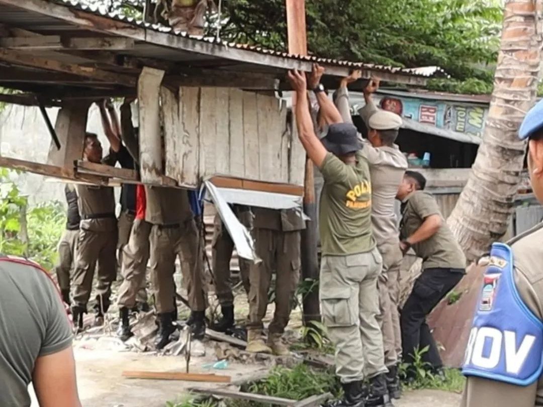 satpol-pp-sterilkan-lahan-aset-kota-padang-untuk-program-gizi-gratis