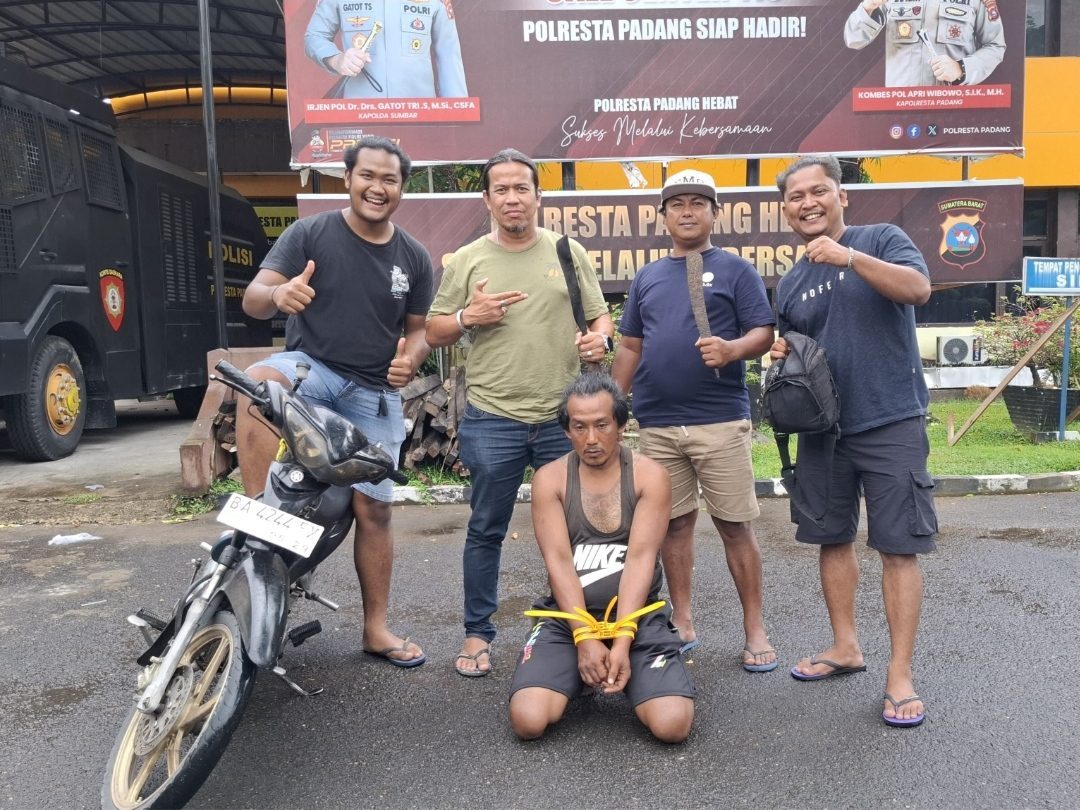 preman-“si-pura-pura-gila”-yang-resahkan-warga-nanggalo-akhirnya-diringkus-tim-klewang