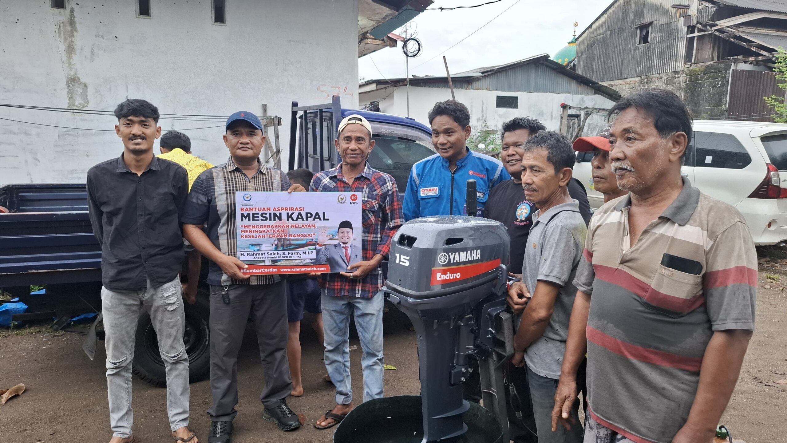 nelayan-air-tawar-barat-terima-bantuan-mesin-tempel-dari-rahmat-saleh nelayan-air-tawar-barat-terima-bantuan-mesin-tempel-dari-rahmat-saleh