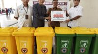 dukung-lingkungan-bersih,-pt-semen-padang-salurkan-16-tong-sampah-ke-sekolah-dan-masjid-raya-sumbar