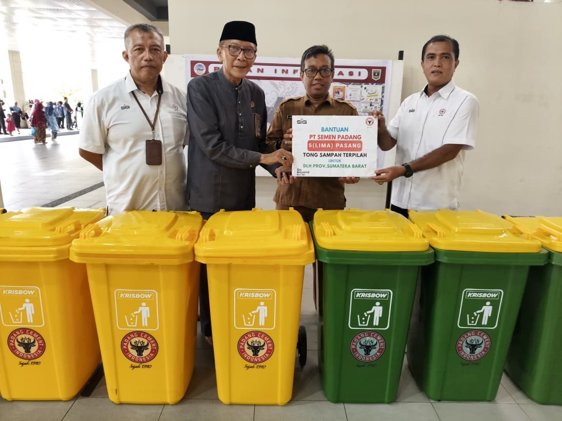 dukung-lingkungan-bersih,-pt-semen-padang-salurkan-16-tong-sampah-ke-sekolah-dan-masjid-raya-sumbar
