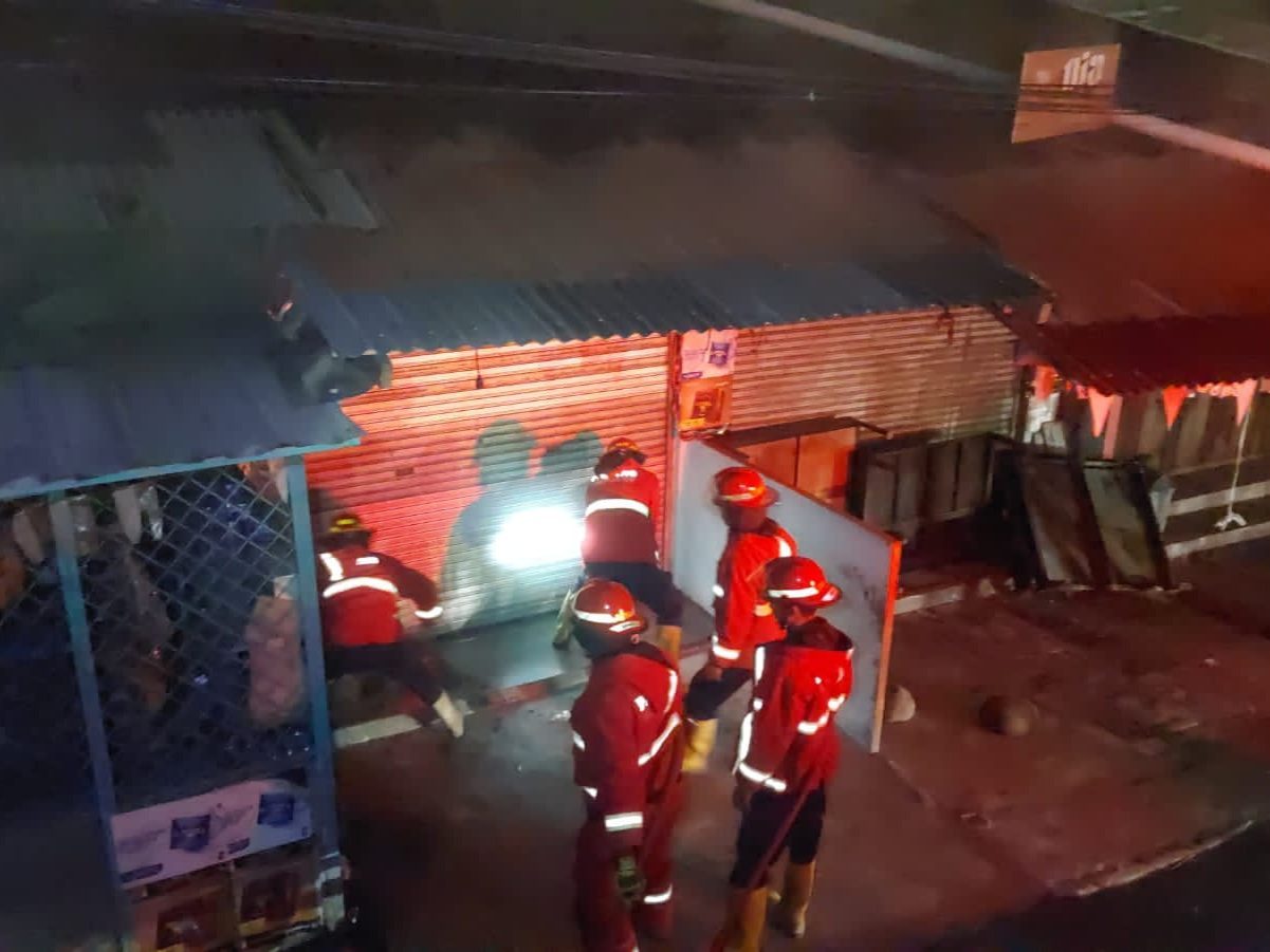 toko-grosir-di-simpang-haru-padang-ludes-terbakar,-kerugian-ditaksir-capai-rp25-juta