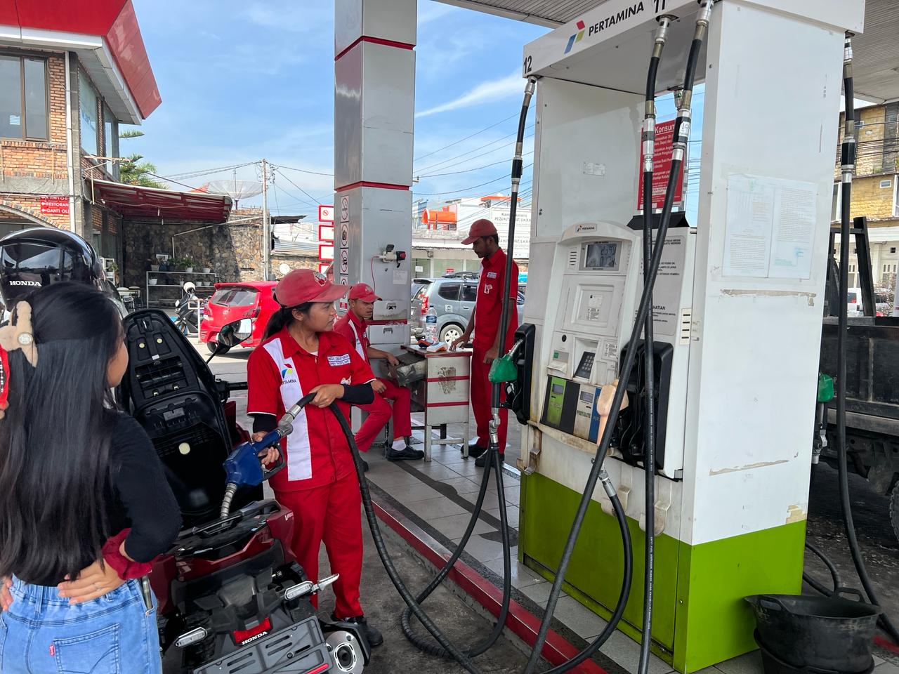 pertamina-dan-pemprov-percepat-distribusi,-atasi-kekosongan-bbm-di-sumbar pertamina-dan-pemprov-percepat-distribusi,-atasi-kekosongan-bbm-di-sumbar