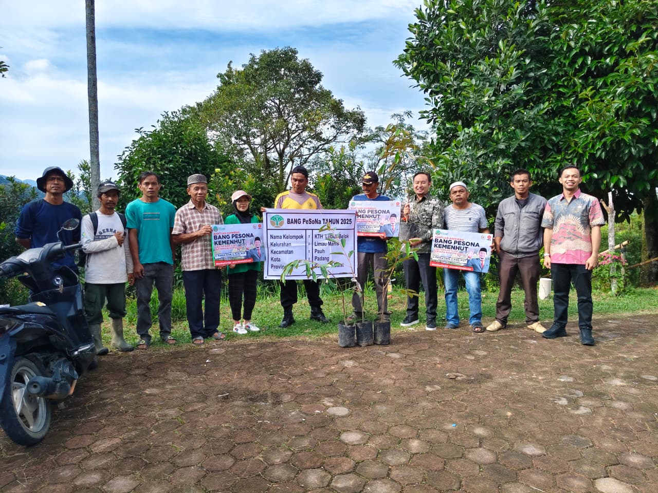 rahmat-saleh-serahkan-bibit-durian-unggulan,-dorong-ekowisata-padang