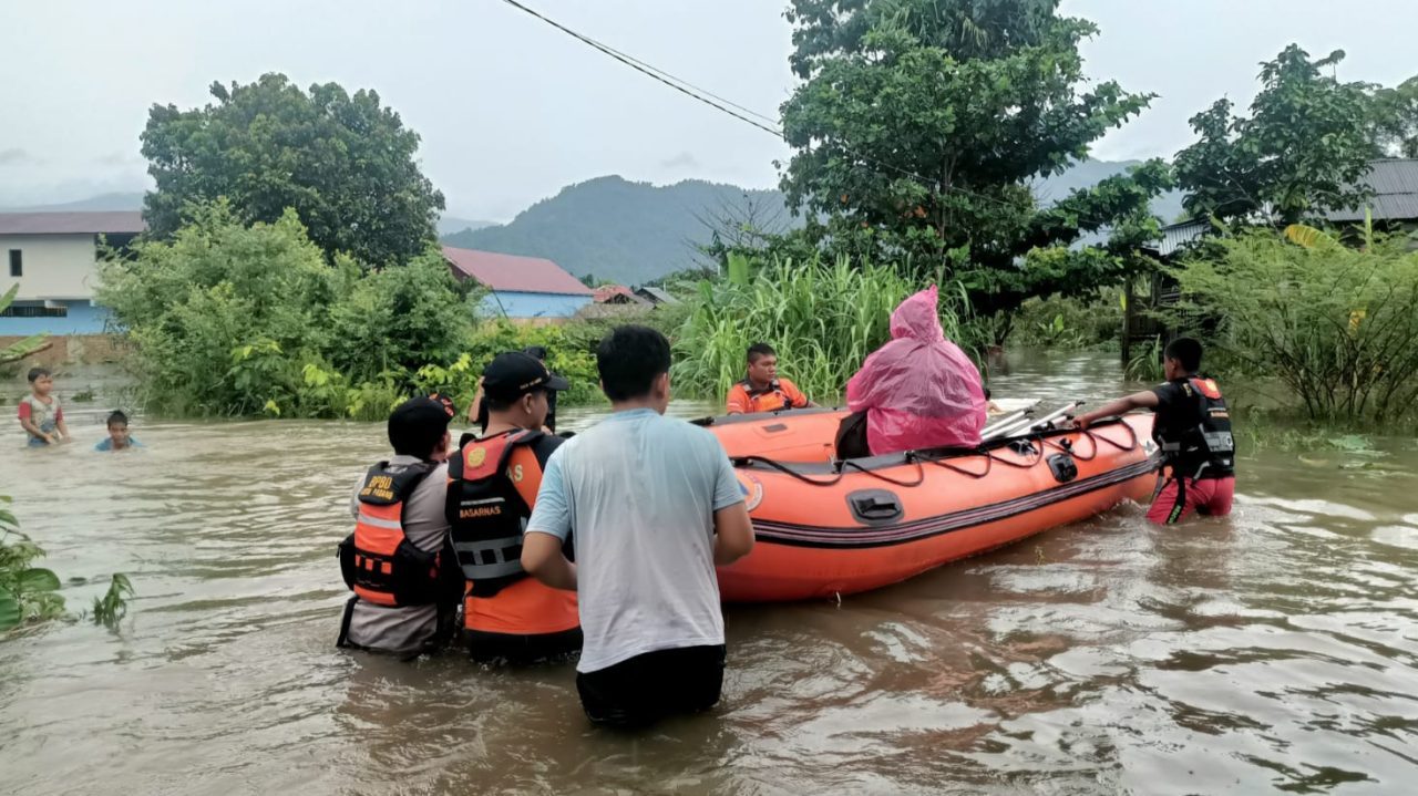 banjir-di-padang!-ibu-hamil-dievakuasi-dari-kepungan-air-setinggi-1,2-meter