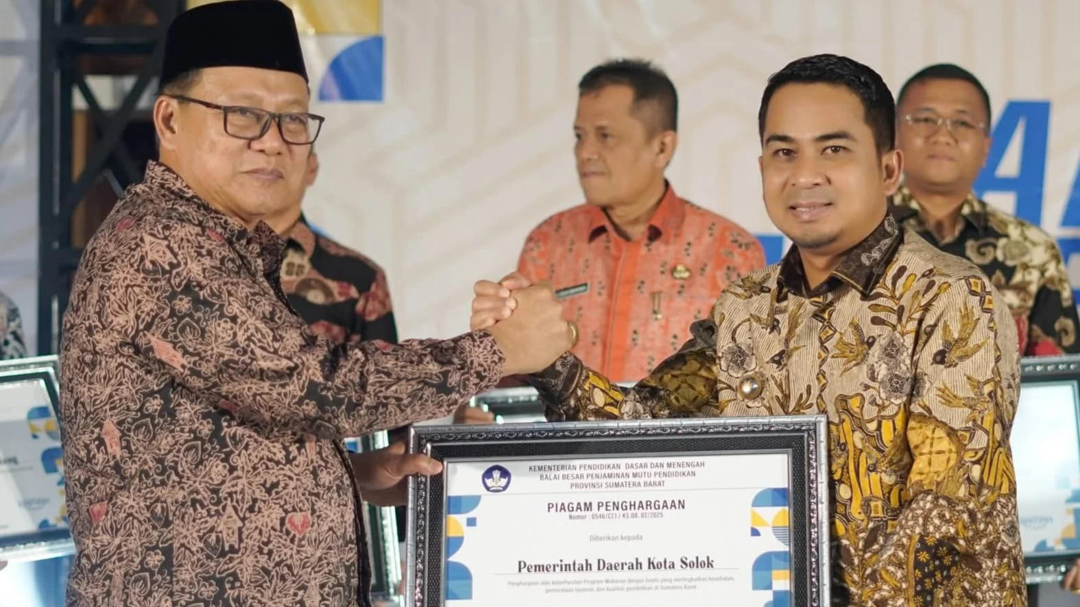 kota-solok-terima-penghargaan-dari-bbpmp-sumbar kota-solok-terima-penghargaan-dari-bbpmp-sumbar