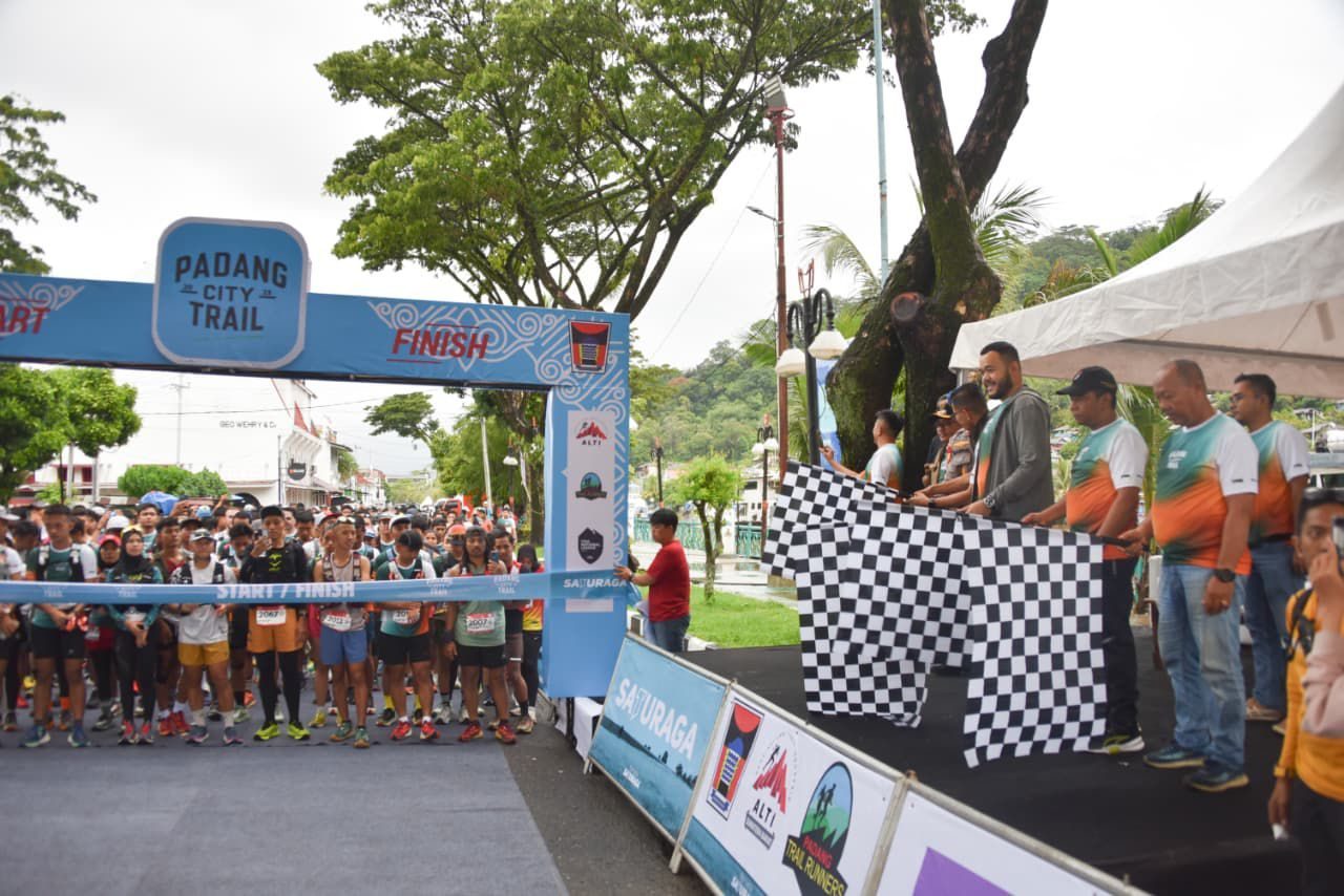 sejalan-program-jelajah-padang,-wali-kota-lepas-ratusan-peserta-padang-city-trail-2025