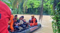 10-warga-terjebak-luapan-sungai-di-agam-berhasil-dievakuasi-tim-sar-gabungan