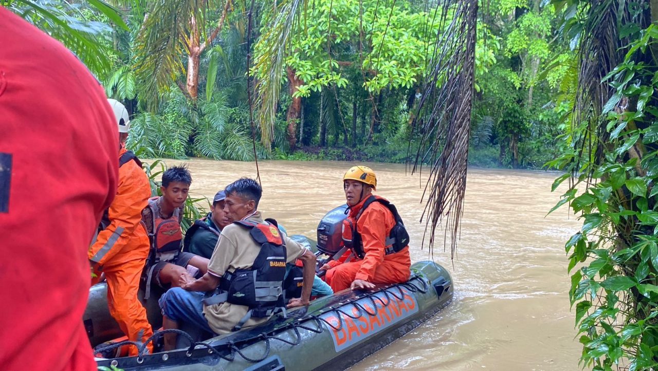 10-warga-terjebak-luapan-sungai-di-agam-berhasil-dievakuasi-tim-sar-gabungan