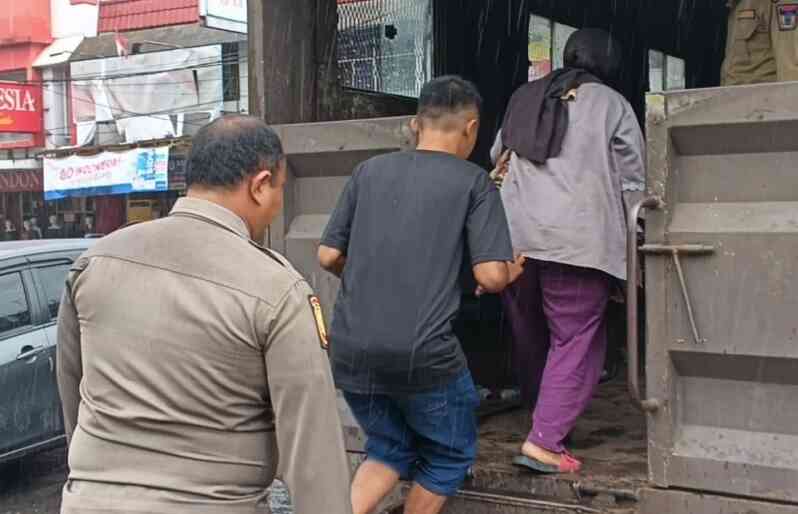 tertipu-info-loker,-keluarga-jakarta-terlantar-di-padang