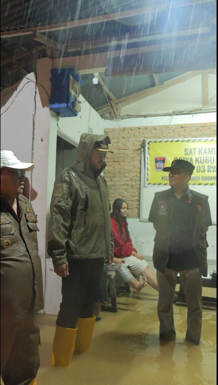 banjir-rendam-nanggalo,-wali-kota-fadly-amran-perintahkan-opd-gerak-cepat:-pupr-bersihkan-drainase,-dinsos-siapkan-dapur-umum