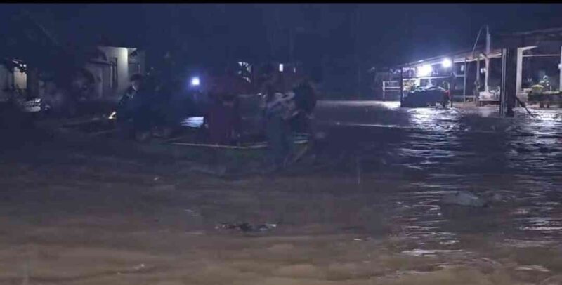 hujan-deras-picu-banjir-parah-di-pasbar,-bpbd-fokus-evakuasi-warga