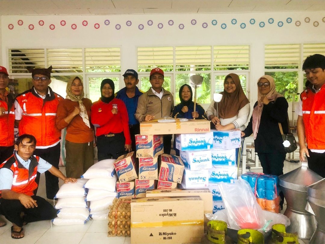 dukungan-pangan-di-tengah-bencana:-semen-padang-sigap-suplai-logistik-dapur-umum-pengungsi-batu-busuak