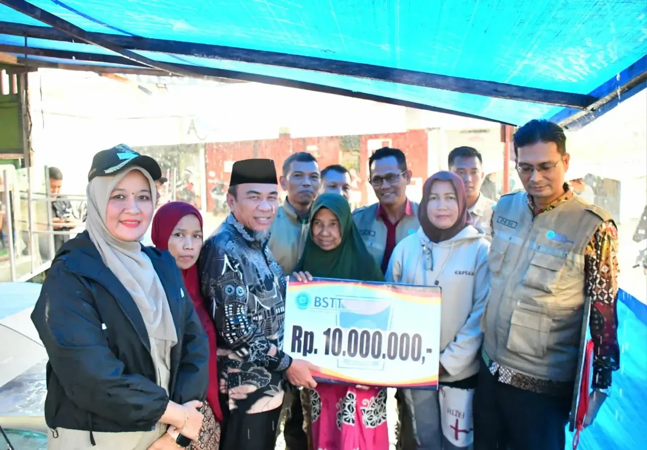 pemko-padang-sigap-bantu-korban-pohon-tumbang-di-nanggalo