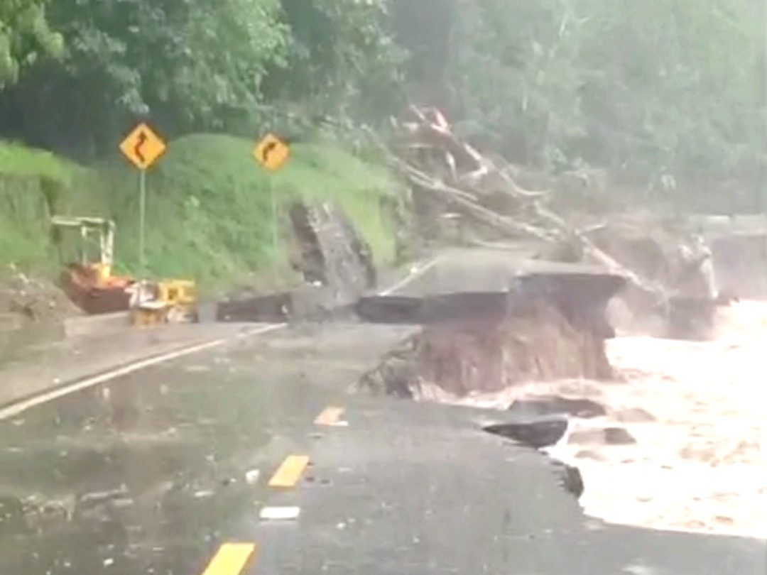 badan-jalan-lembah-anai-amblas-digerus-banjir,-jalur-padang-bukittinggi-lumpuh-total! badan-jalan-lembah-anai-amblas-digerus-banjir,-jalur-padang-bukittinggi-lumpuh-total!